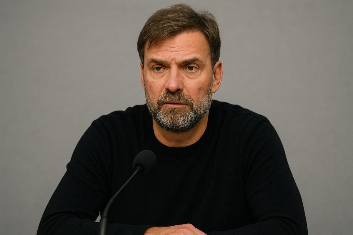 Jürgen Klopp tijdens een persmoment, neutrale achtergrond