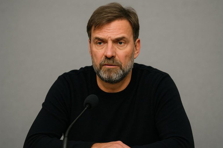 Jürgen Klopp tijdens een persmoment, neutrale achtergrond