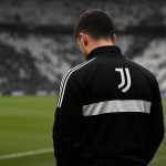Loïs Openda in trainingsoutfit van Juventus, gefotografeerd vanop de rug