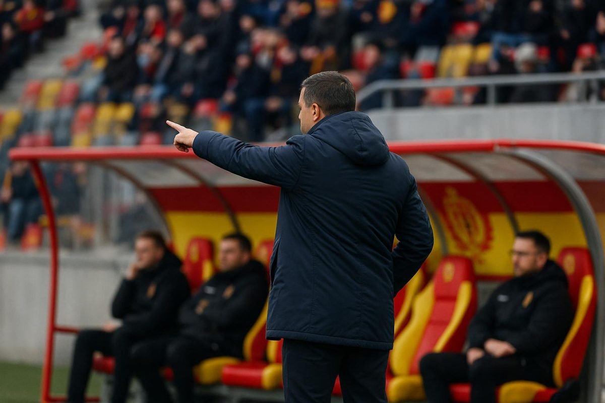 Fred Vanderbiest als trainer van KV Mechelen langs de zijlijn tijdens een wedstrijd