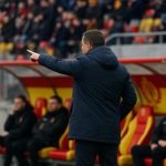 Fred Vanderbiest als trainer van KV Mechelen langs de zijlijn tijdens een wedstrijd
