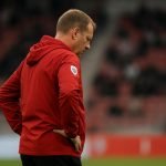 Joseph Oosting langs de zijlijn in het stadion van Royal Antwerp FC