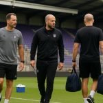 Beeld uit de trainingscontext bij RSC Anderlecht, met focus op de staf in Neerpede