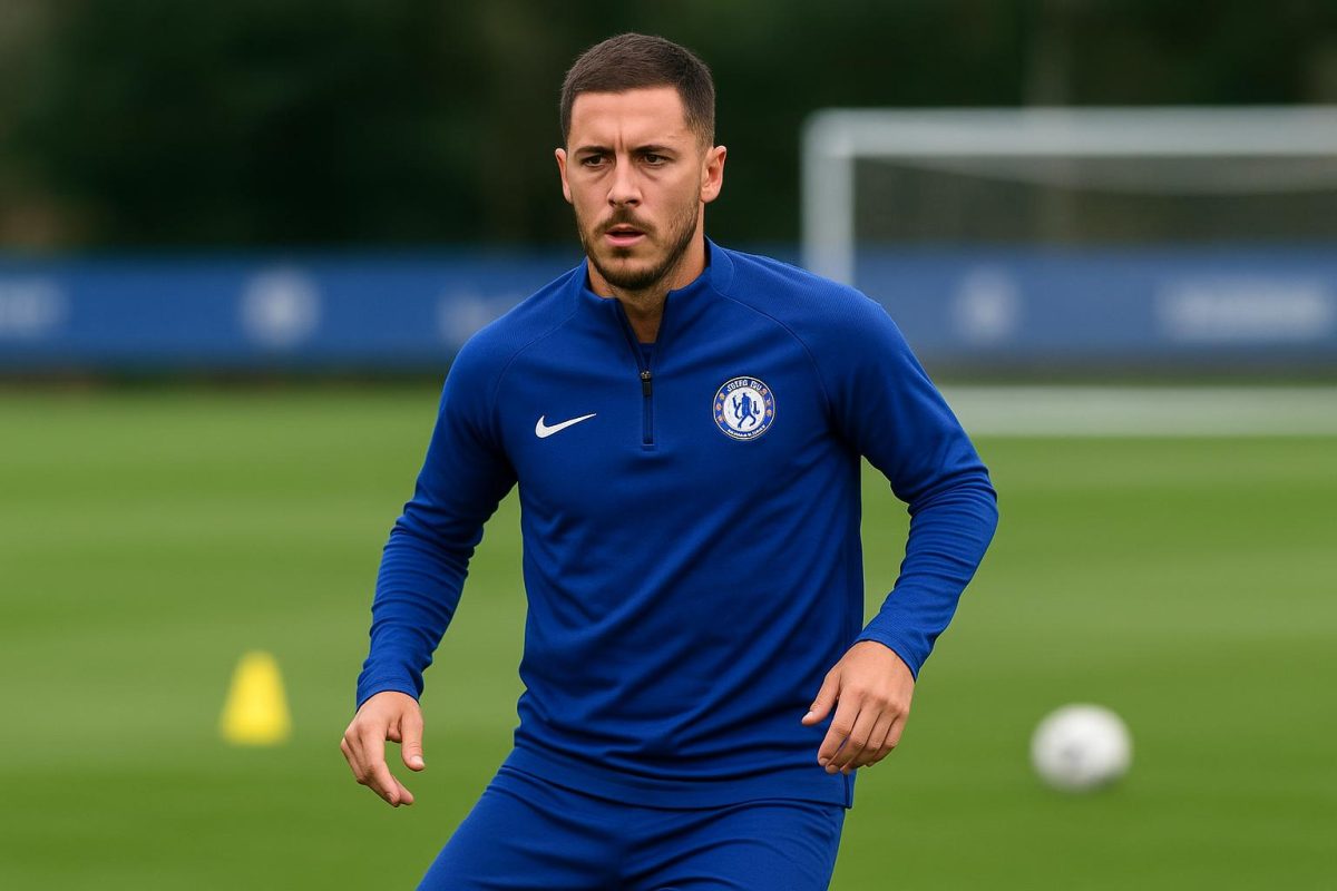 Eden Hazard in Chelsea-context op een trainingsveld, zonder herkenbare gezichten
