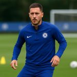 Eden Hazard in Chelsea-context op een trainingsveld, zonder herkenbare gezichten