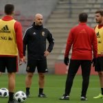 Rudi Garcia tijdens een training van de Rode Duivels, met spelers op de achtergrond