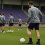Sfeerbeeld van een training bij Anderlecht met focus op een aanvaller zonder herkenbaar gezicht