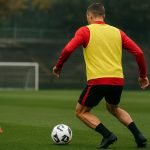 Zeno Debast tijdens een training terwijl hij hersteld is van knieklachten