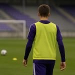 Verdediger in Dortmund-trainingsoutfit tijdens een oefensessie, gezien vanop de rug