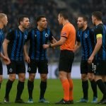 Spelers en staf van Sporting Charleroi en Club Brugge in discussie na het laatste fluitsignaal op Mambourg