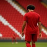 Mohamed Salah van Liverpool oogt aangeslagen in een stadionomgeving.