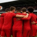 Spelers van België U17 vieren een late overwinning in een jeugdinterland.