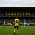Sfeerbeeld in het Dudenpark bij Union Saint-Gilloise, met spelers op het veld zonder herkenbare gezichten.