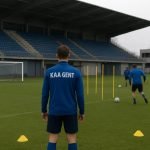 Trainingsveld van KAA Gent met spelers op de achtergrond tijdens een rustige interlandperiode