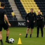Training van NAC Breda met staf op het veld tijdens de degradatiestrijd