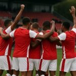 Antwerp viert na een doelpunt in een oefenwedstrijd, met spelers zonder herkenbare gezichten in beeld