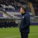 Jérémy Taravel langs de zijlijn bij RSC Anderlecht tijdens een wedstrijdmoment