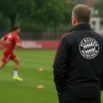 Vincent Kompany langs de zijlijn bij Bayern München tijdens een trainingsmoment