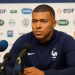 Kylian Mbappé spreekt de pers toe tijdens een persmoment bij de Franse ploeg.