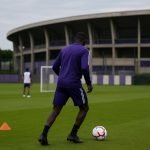 Trainingbeeld bij RSC Anderlecht met spelers op de achtergrond, zonder herkenbare gezichten