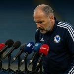 Persmoment rond de bondscoach van Bosnië en Herzegovina in aanloop naar de wedstrijd tegen Wales