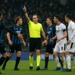 Sfeerbeeld in het stadion tijdens Sporting Charleroi tegen Club Brugge, met focus op de discussie rond extra tijd en arbitrage.