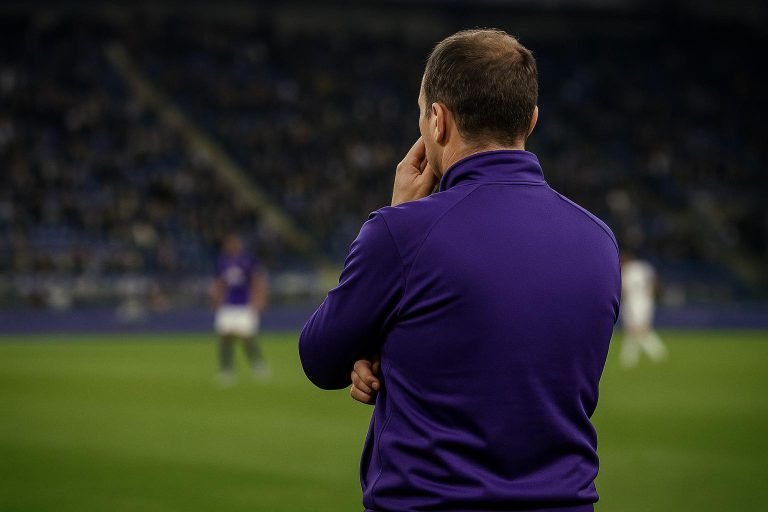 Jérémy Taravel langs de zijlijn in het Lotto Park bij RSC Anderlecht