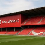 Sfeerbeeld van de Bosuil bij Royal Antwerp FC, met focus op het stadion en de tribunes