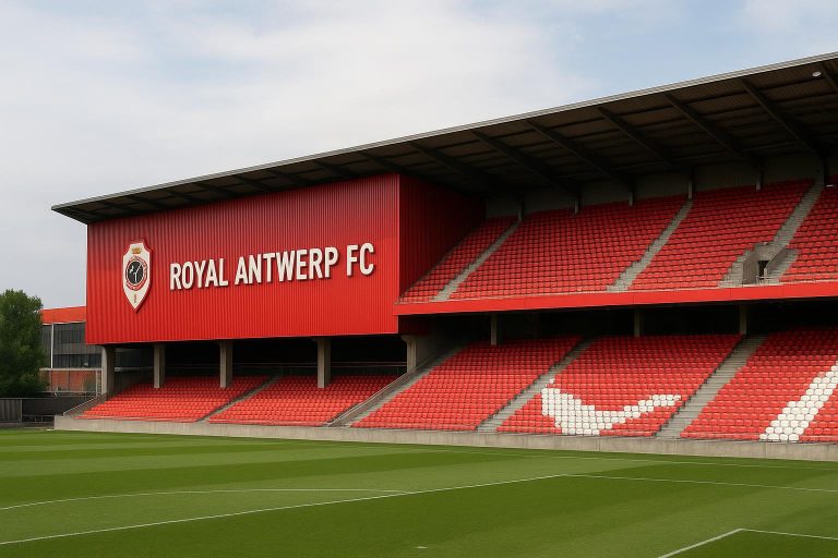 Sfeerbeeld van de Bosuil bij Royal Antwerp FC, met focus op het stadion en de tribunes