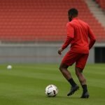 Beeld van een Antwerp-speler op training terwijl hij terugkeert na revalidatie