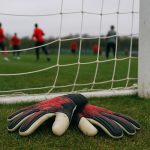 Keepershandschoenen en doelnet tijdens een training van de Rode Duivels op stage.