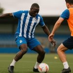Lucas Noubi op een trainingsveld in clubkledij, gefocust tijdens een oefensessie