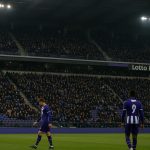Sfeerbeeld in het Lotto Park bij RSC Anderlecht tijdens een wedstrijd, met focus op het veld en de tribunes.