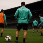 Raheem Sterling in trainingskledij bij Feyenoord op een trainingsveld in Nederland