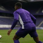 Lucas Hey van RSC Anderlecht in een defensieve spelsituatie in het Lotto Park