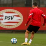 Isaac Babadi in trainingscontext met PSV, gezien van achteren
