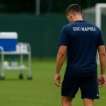 Romelu Lukaku in een trainingscontext bij SSC Napoli, met focus op de gespannen situatie rond zijn revalidatie.