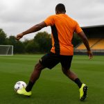 Tolu Arokodare in trainingscontext bij Wolverhampton op een Engels trainingsveld