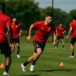 Training van de Rode Duivels op een veld in de Verenigde Staten, met spelers vanop afstand in beeld