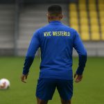 Amando Lapage op training bij KVC Westerlo, gefotografeerd zonder herkenbare gezichten
