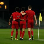 Spelers van België U17 vieren op het veld na de zege tegen Servië.