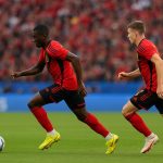 Spelers van de Rode Duivels in actie tijdens de oefenmatch tegen de Verenigde Staten, met gelijkaardige tenues op het veld.