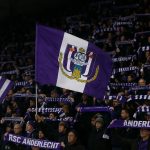 Supporters van RSC Anderlecht in het stadion, met sjaals in paars-wit