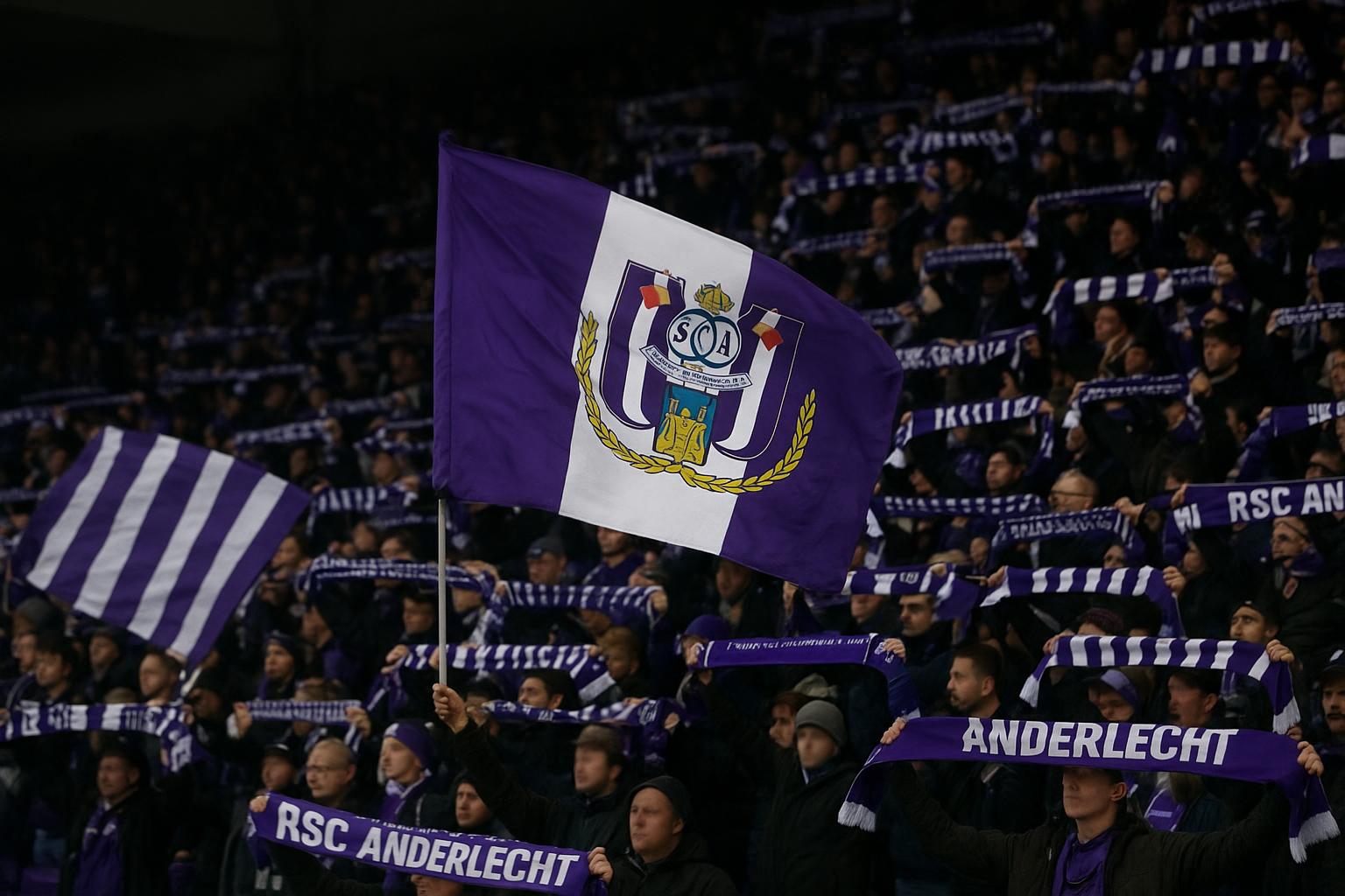 Supporters van RSC Anderlecht in het stadion, met sjaals in paars-wit