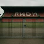 Stadionomgeving van RWDM Brussels in een context van licentie- en financiële onzekerheid