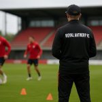 Sfeerbeeld rond de trainersstaf van Royal Antwerp FC op het oefenveld