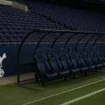 Lege dug-out in een stadion van Tottenham Hotspur tijdens een onrustige periode