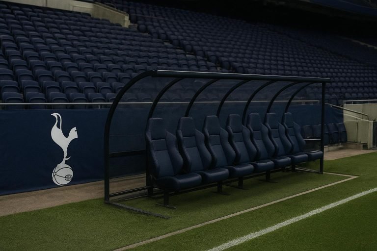 Lege dug-out in een stadion van Tottenham Hotspur tijdens een onrustige periode