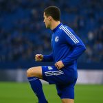 Moussa Ndiaye in actie in het shirt van Schalke 04 tijdens een wedstrijd.