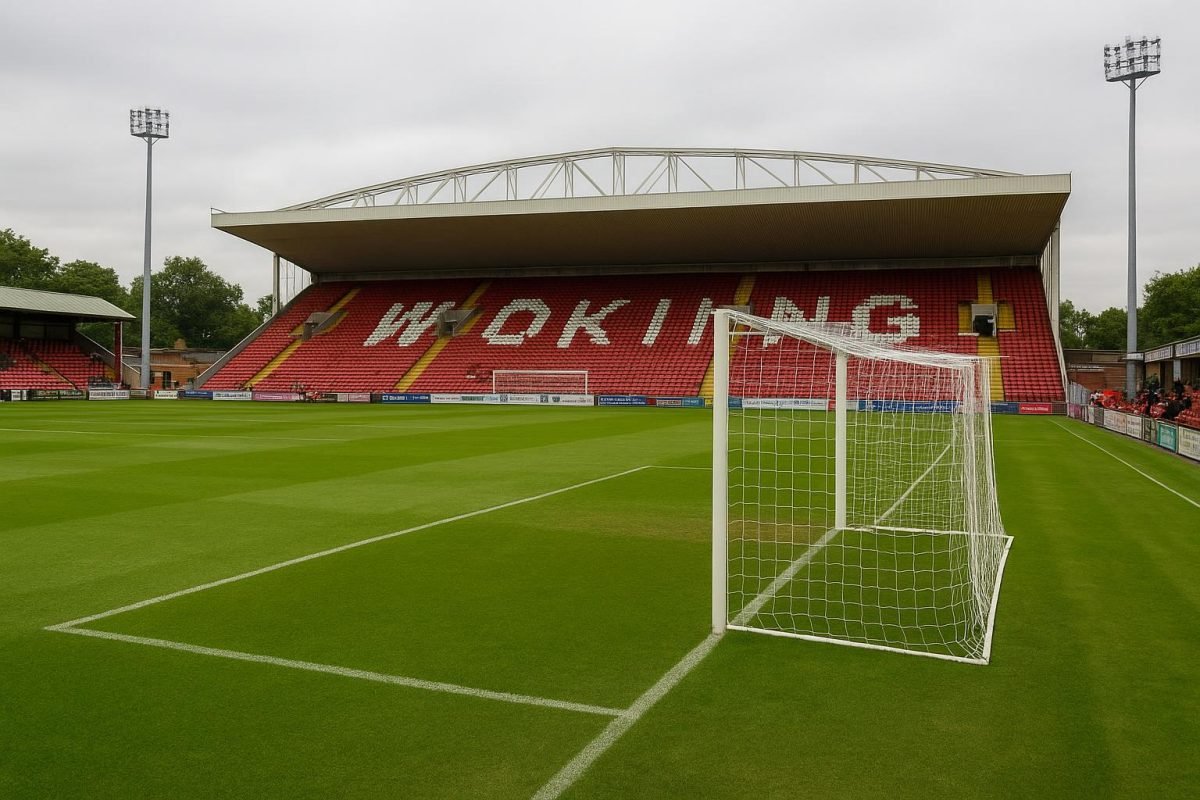 Stadionomgeving van Woking FC tijdens een wedstrijddag in de National League